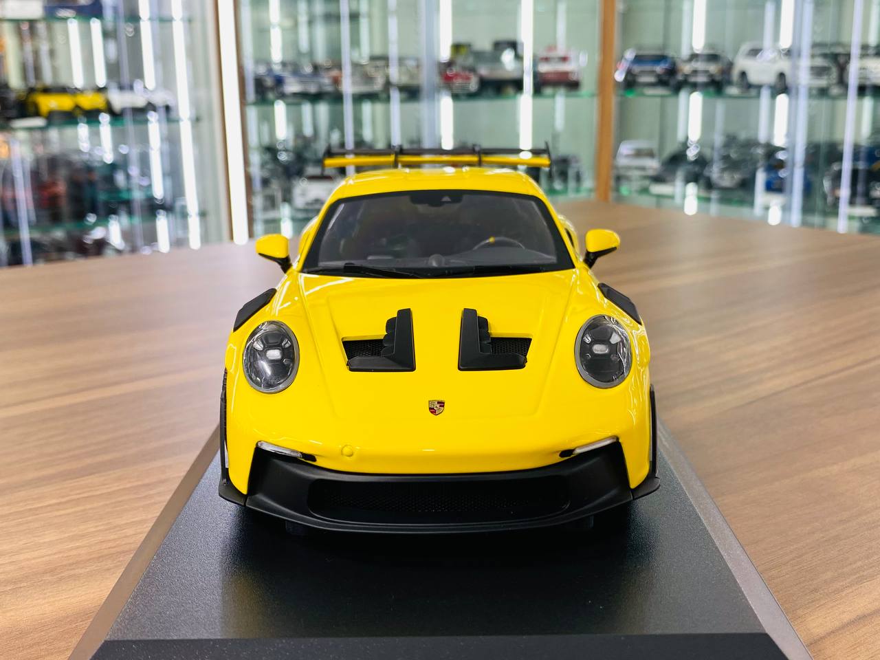 1/18 Diecast Model - Minichamps Porsche 911 (992) GT3 RS (2023) in Yellow with Black Wheel Decor, Limited to 300 Pieces