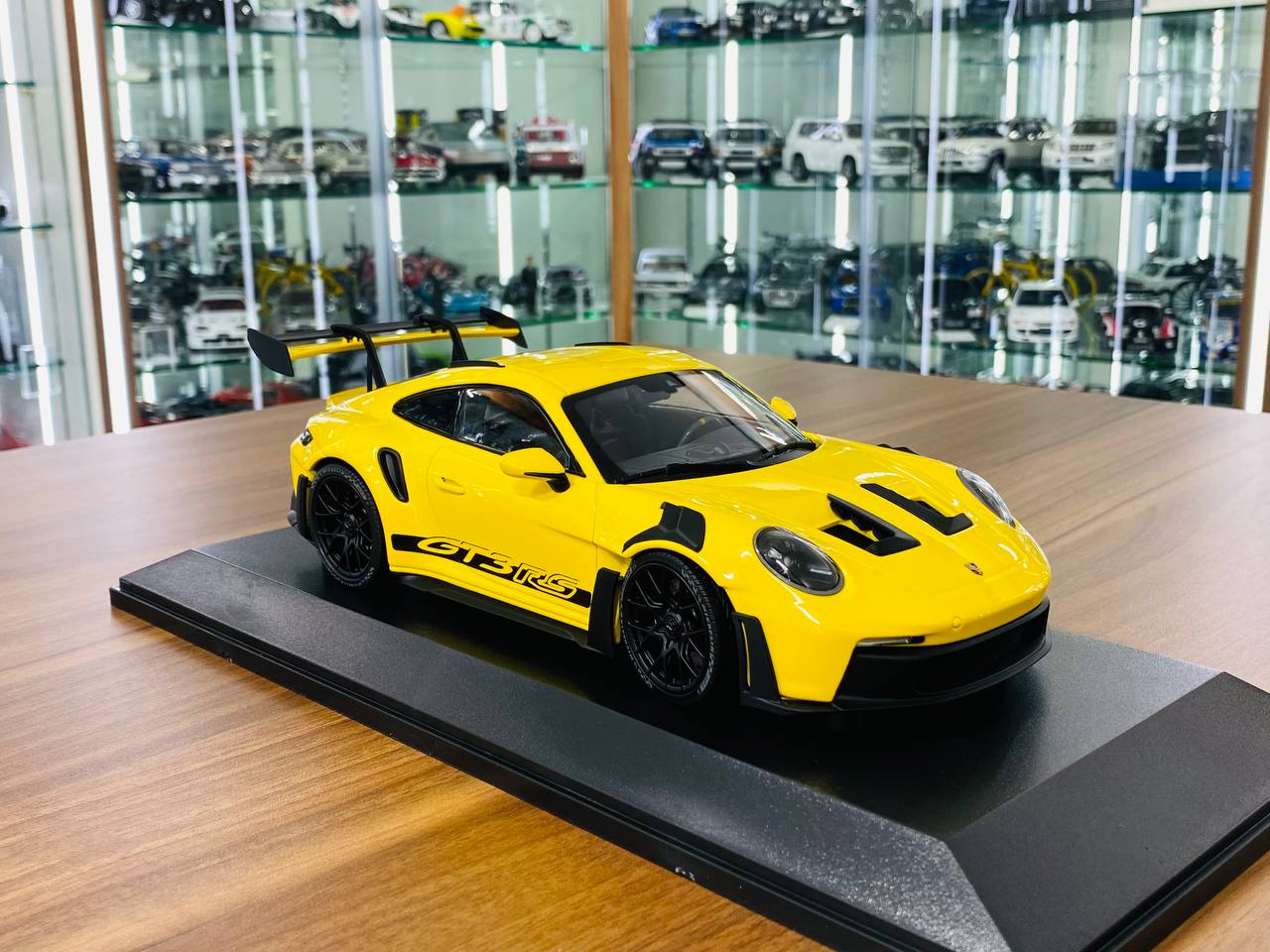 1/18 Diecast Model - Minichamps Porsche 911 (992) GT3 RS (2023) in Yellow with Black Wheel Decor, Limited to 300 Pieces