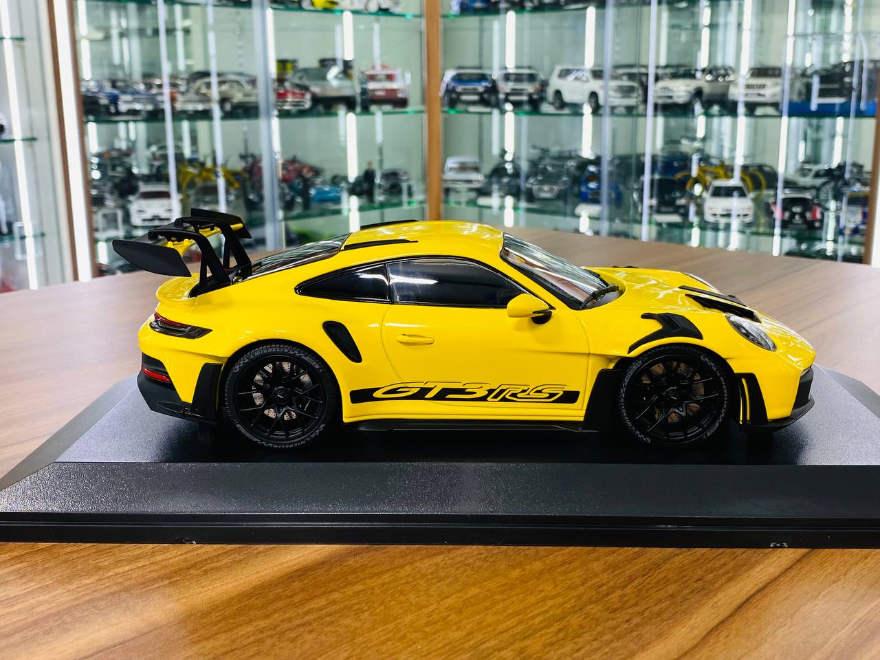 1/18 Diecast Model - Minichamps Porsche 911 (992) GT3 RS (2023) in Yellow with Black Wheel Decor, Limited to 300 Pieces