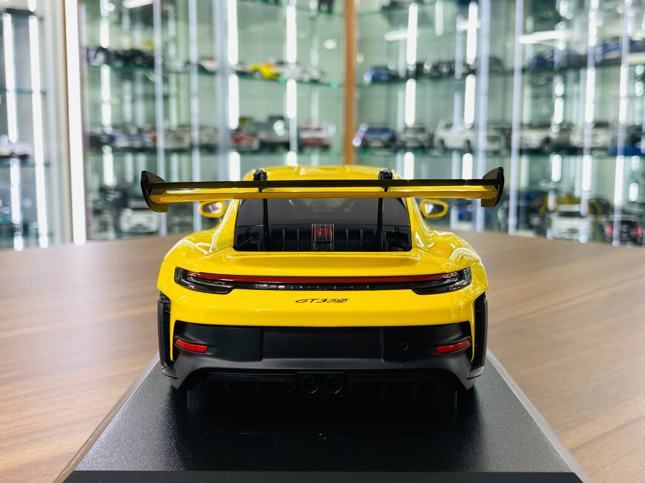 1/18 Diecast Model - Minichamps Porsche 911 (992) GT3 RS (2023) in Yellow with Black Wheel Decor, Limited to 300 Pieces