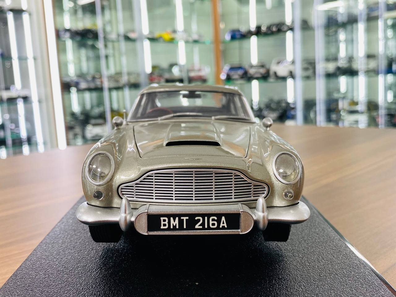 1/18 Diecast Model - HotWheels Aston Martin DB5 Goldfinger 007 in Silver