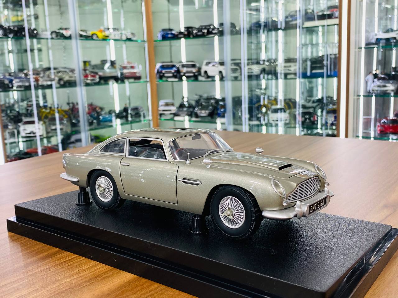 1/18 Diecast Model - HotWheels Aston Martin DB5 Goldfinger 007 in Silver