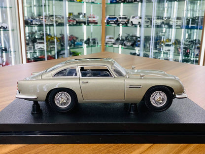 1/18 Diecast Model - HotWheels Aston Martin DB5 Goldfinger 007 in Silver