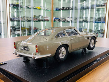 1/18 Diecast Model - HotWheels Aston Martin DB5 Goldfinger 007 in Silver