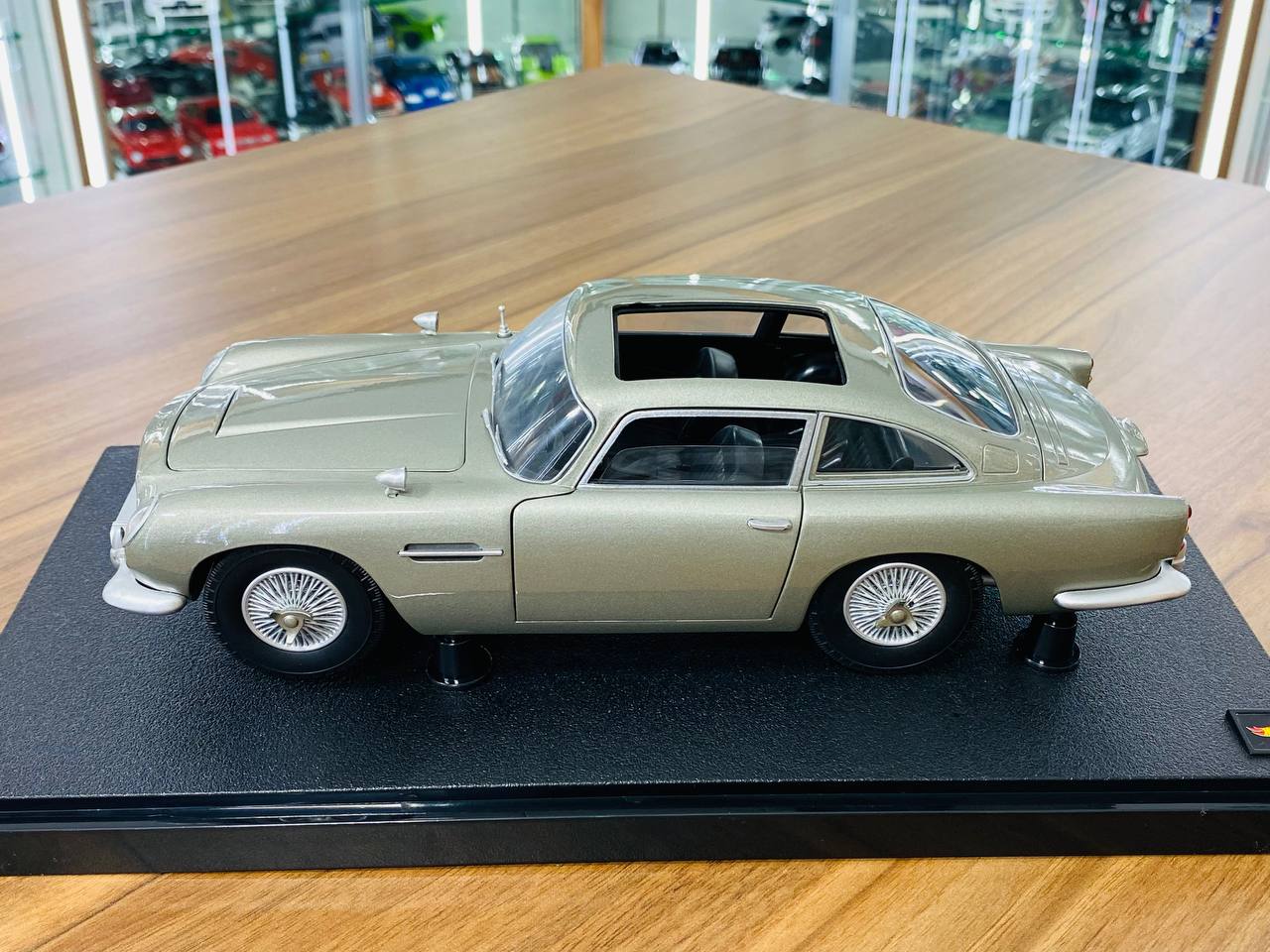 1/18 Diecast Model - HotWheels Aston Martin DB5 Goldfinger 007 in Silver