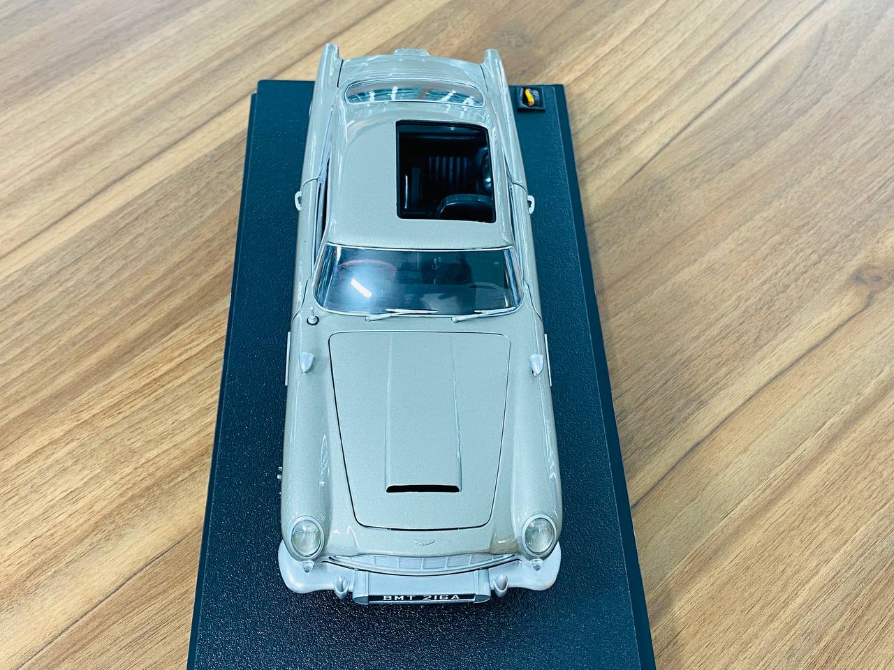 1/18 Diecast Model - HotWheels Aston Martin DB5 Goldfinger 007 in Silver