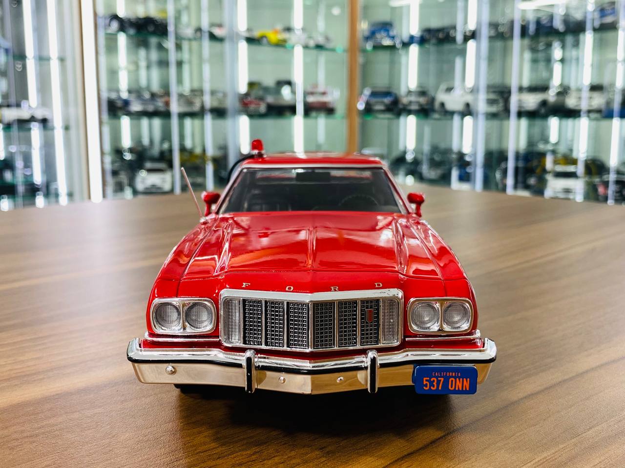 1/18 Resin Model - Greenlight Ford Gran Torino 1976 "Starsky & Hutch" in Red, Limited Edition