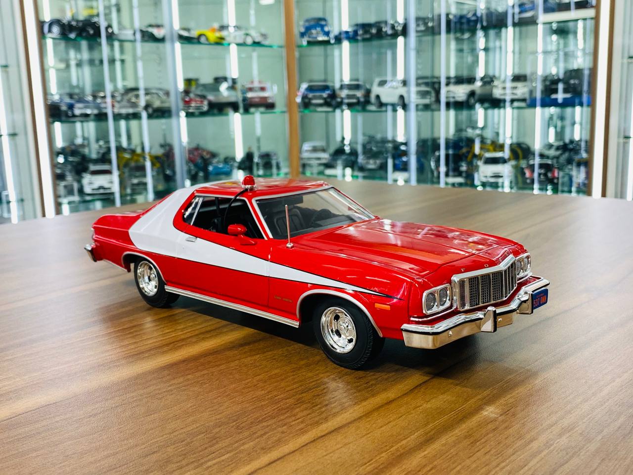 1/18 Resin Model - Greenlight Ford Gran Torino 1976 "Starsky & Hutch" in Red, Limited Edition