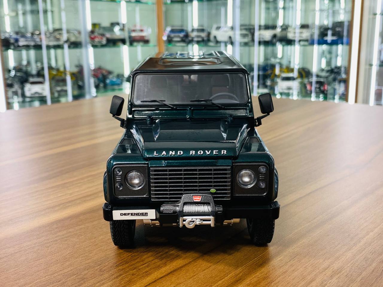 1/18 Diecast Model - Kyosho Land Rover Defender 90 in Antree Green