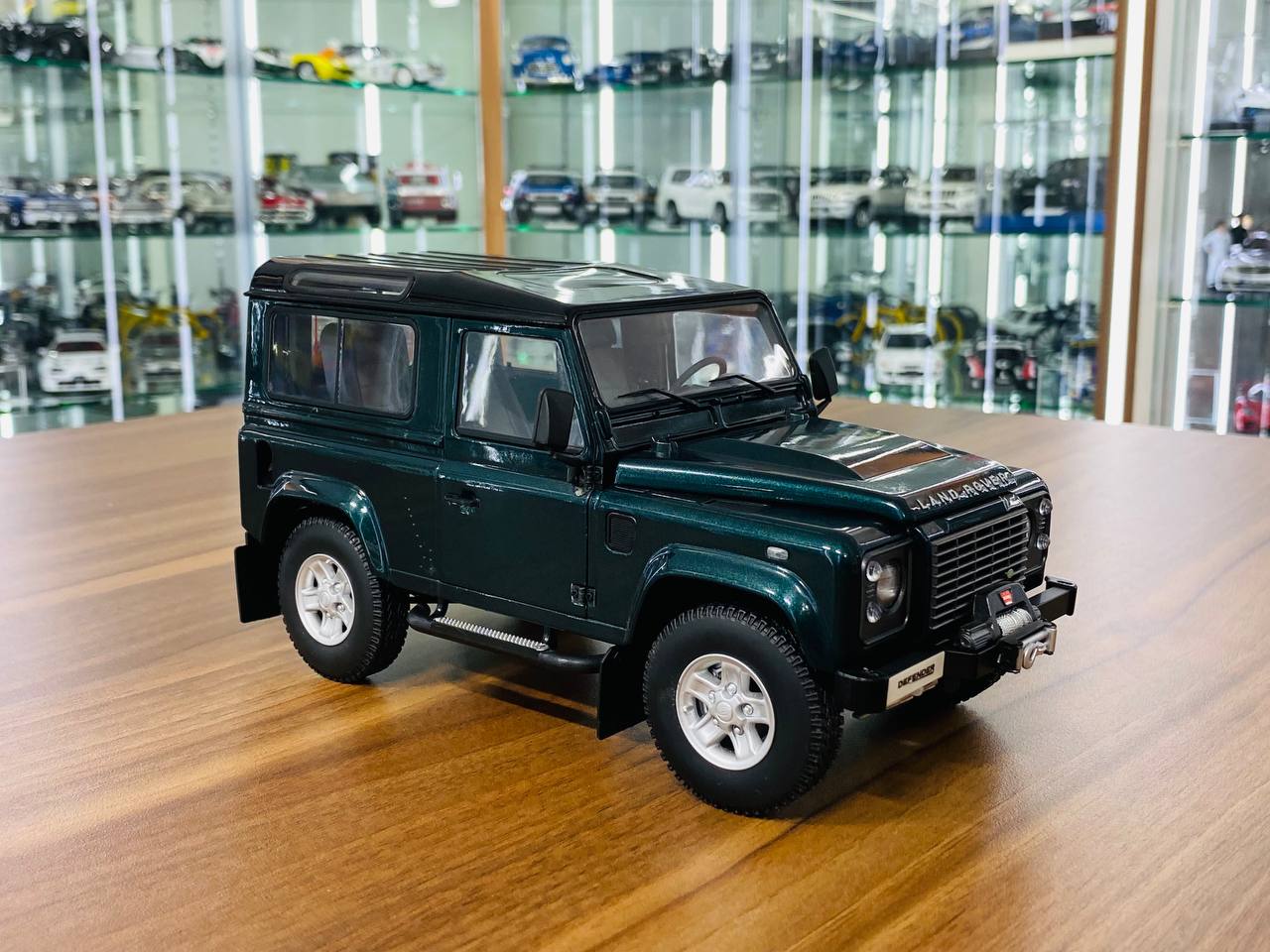 1/18 Diecast Model - Kyosho Land Rover Defender 90 in Antree Green