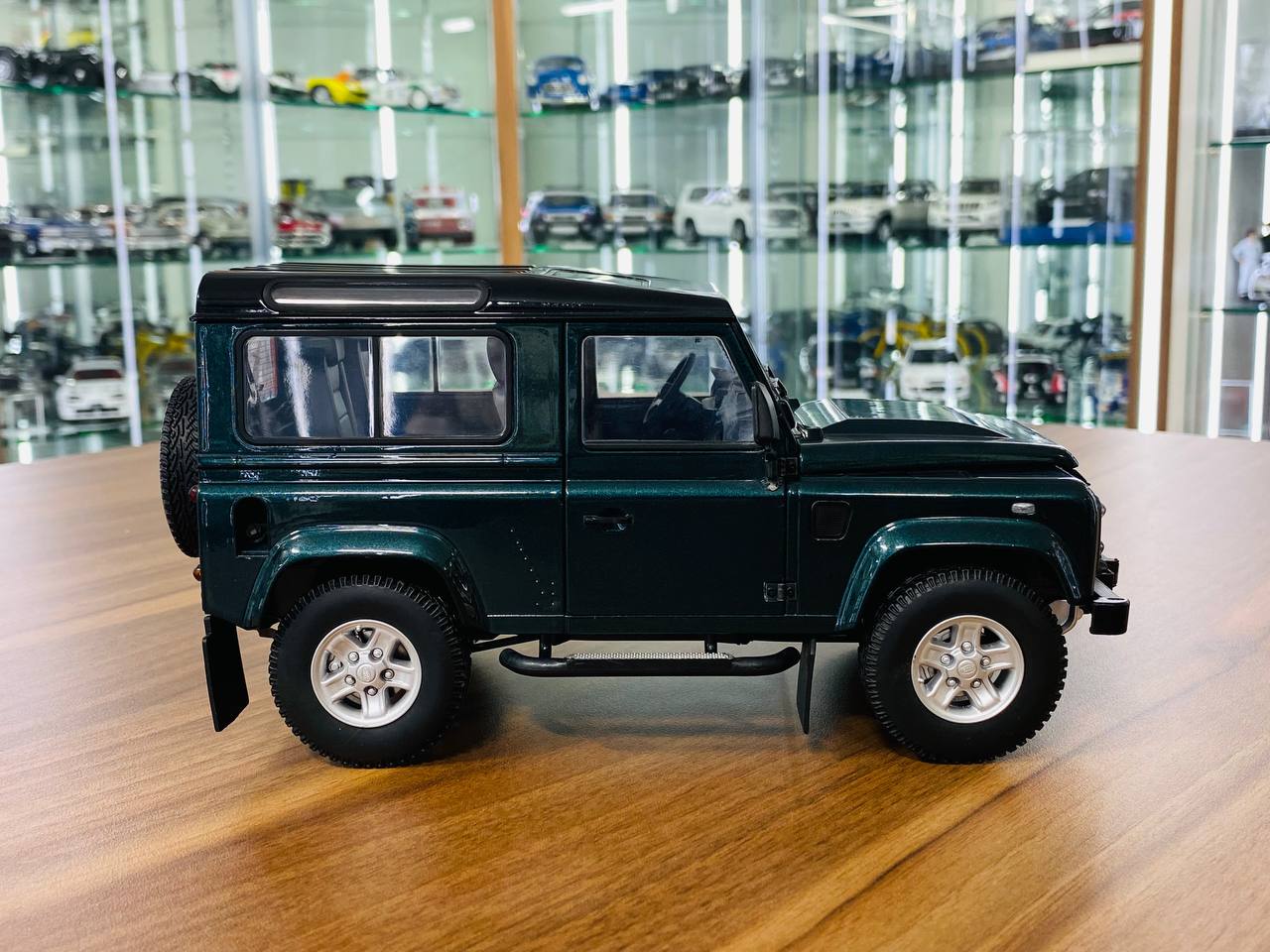 1/18 Diecast Model - Kyosho Land Rover Defender 90 in Antree Green