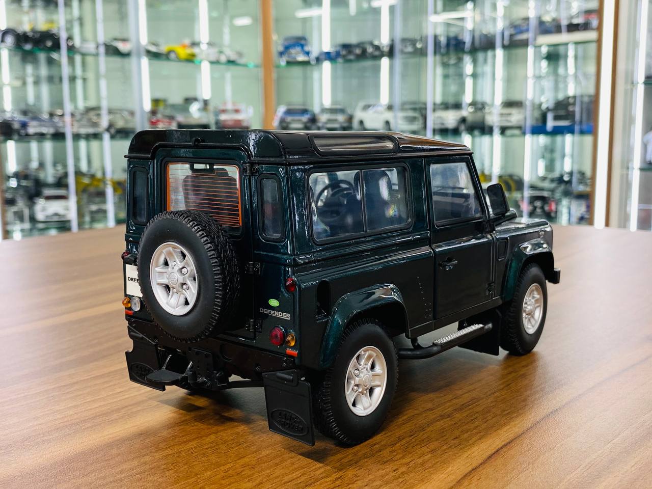 1/18 Diecast Model - Kyosho Land Rover Defender 90 in Antree Green