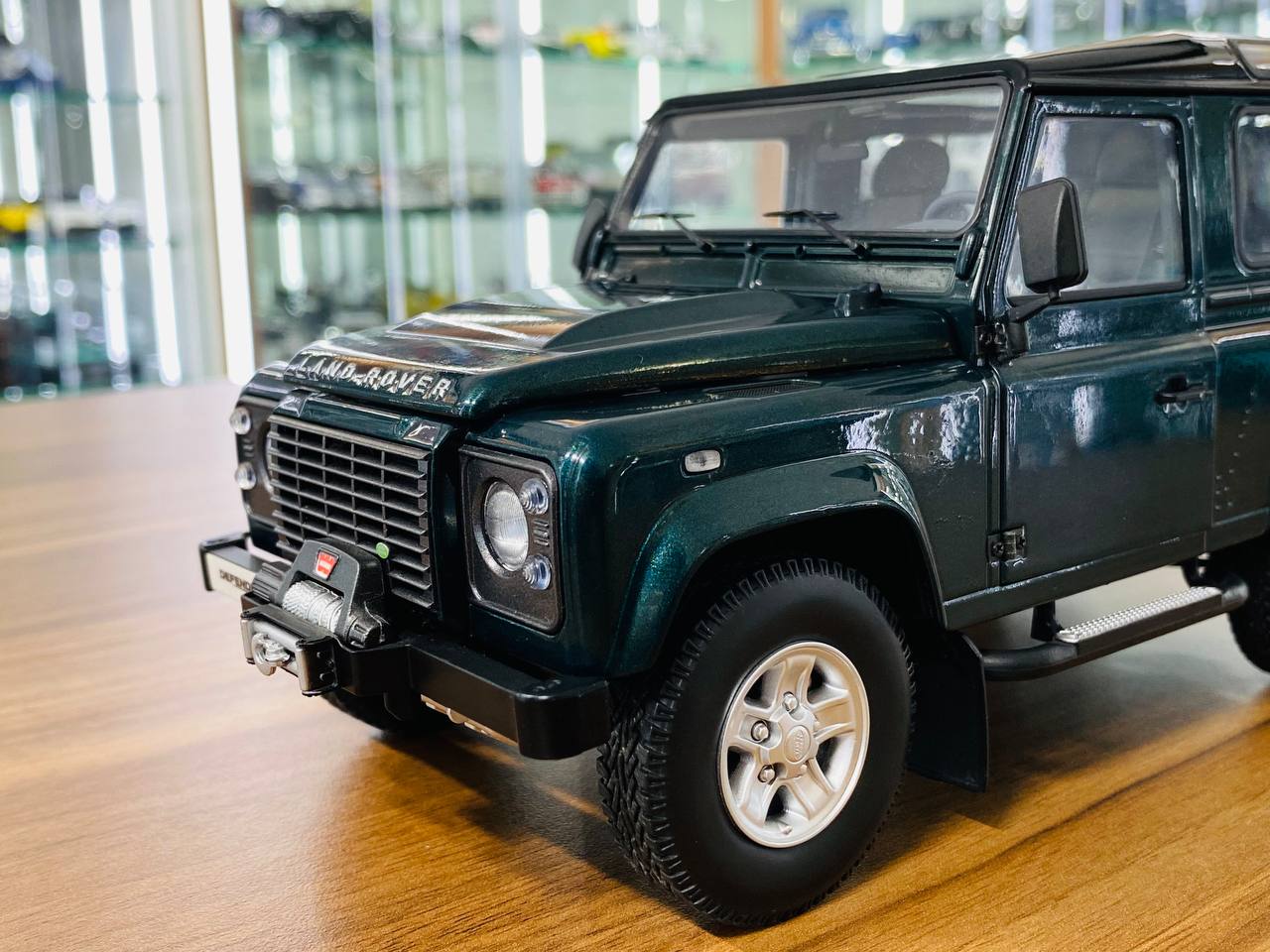 1/18 Diecast Model - Kyosho Land Rover Defender 90 in Antree Green