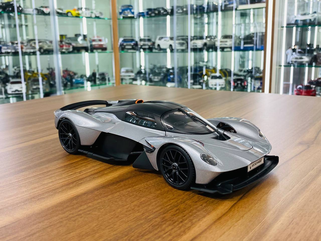 1/18 Diecast Model - Maisto Aston Martin Valkyrie in Silver