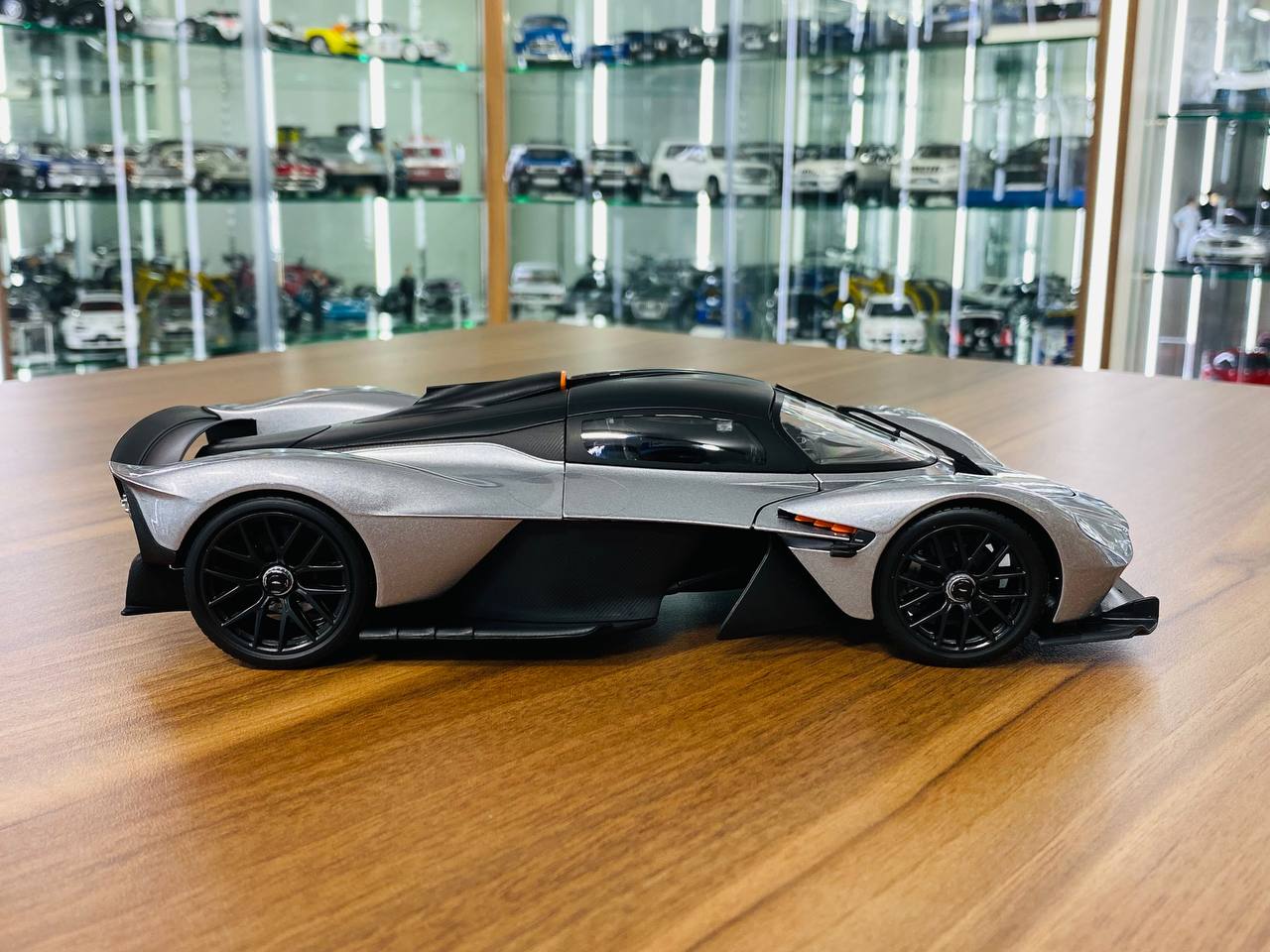 1/18 Diecast Model - Maisto Aston Martin Valkyrie in Silver