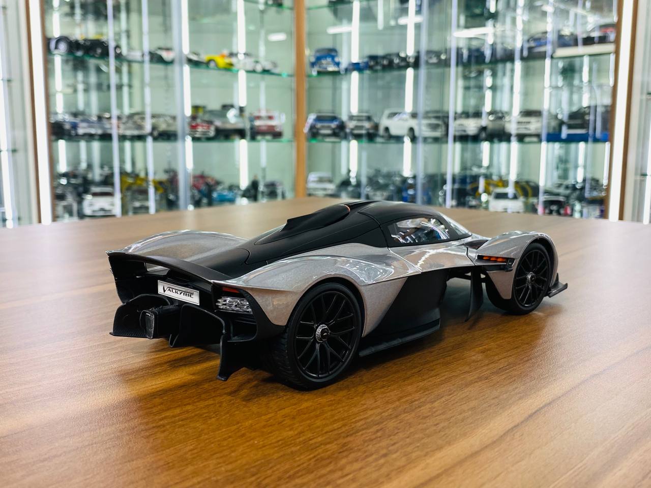 1/18 Diecast Model - Maisto Aston Martin Valkyrie in Silver