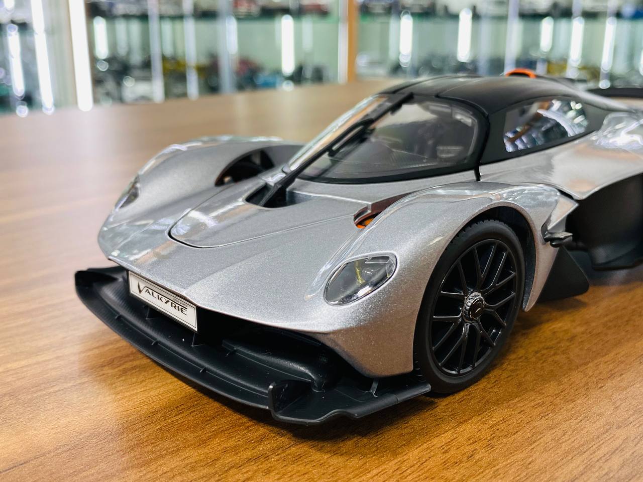 1/18 Diecast Model - Maisto Aston Martin Valkyrie in Silver