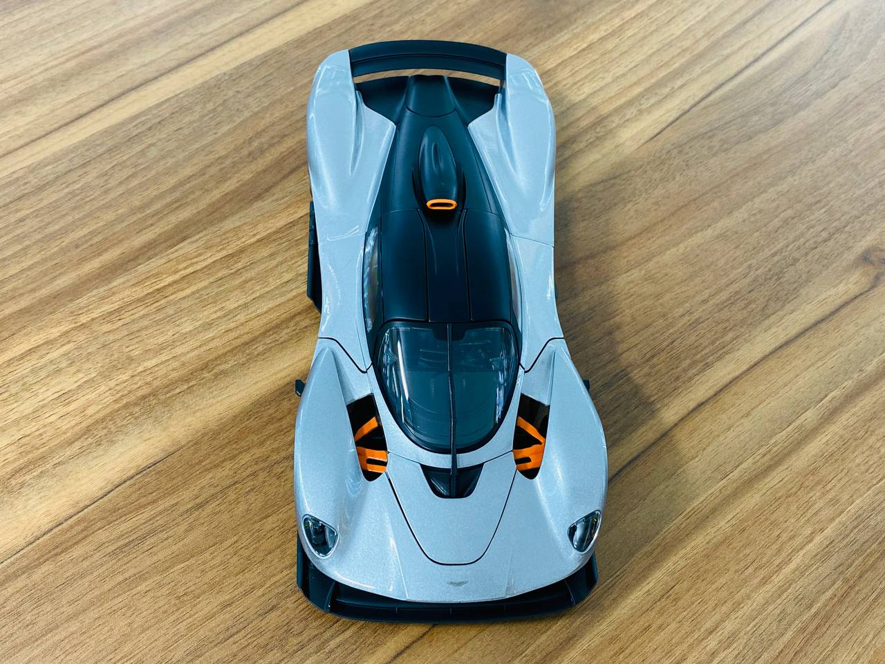 1/18 Diecast Model - Maisto Aston Martin Valkyrie in Silver