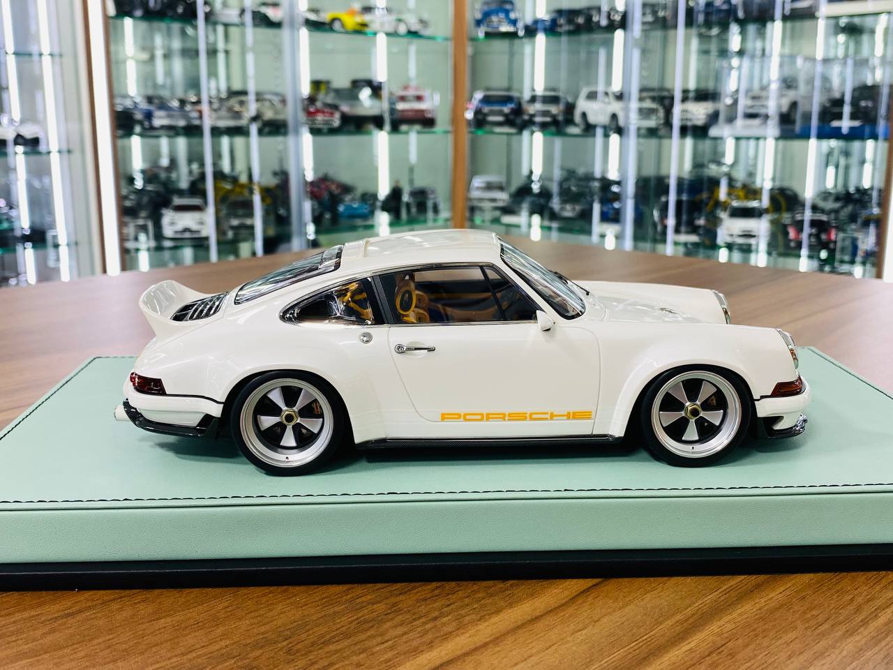 1/18 Resin Model - Make Up Porsche Singer DLS 2018 in Pearl White Limited Edition