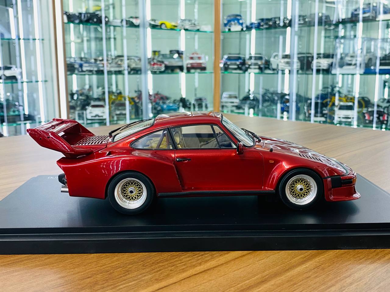 1/18 Resin Model - Spark Model Porsche 935 Street (Red)