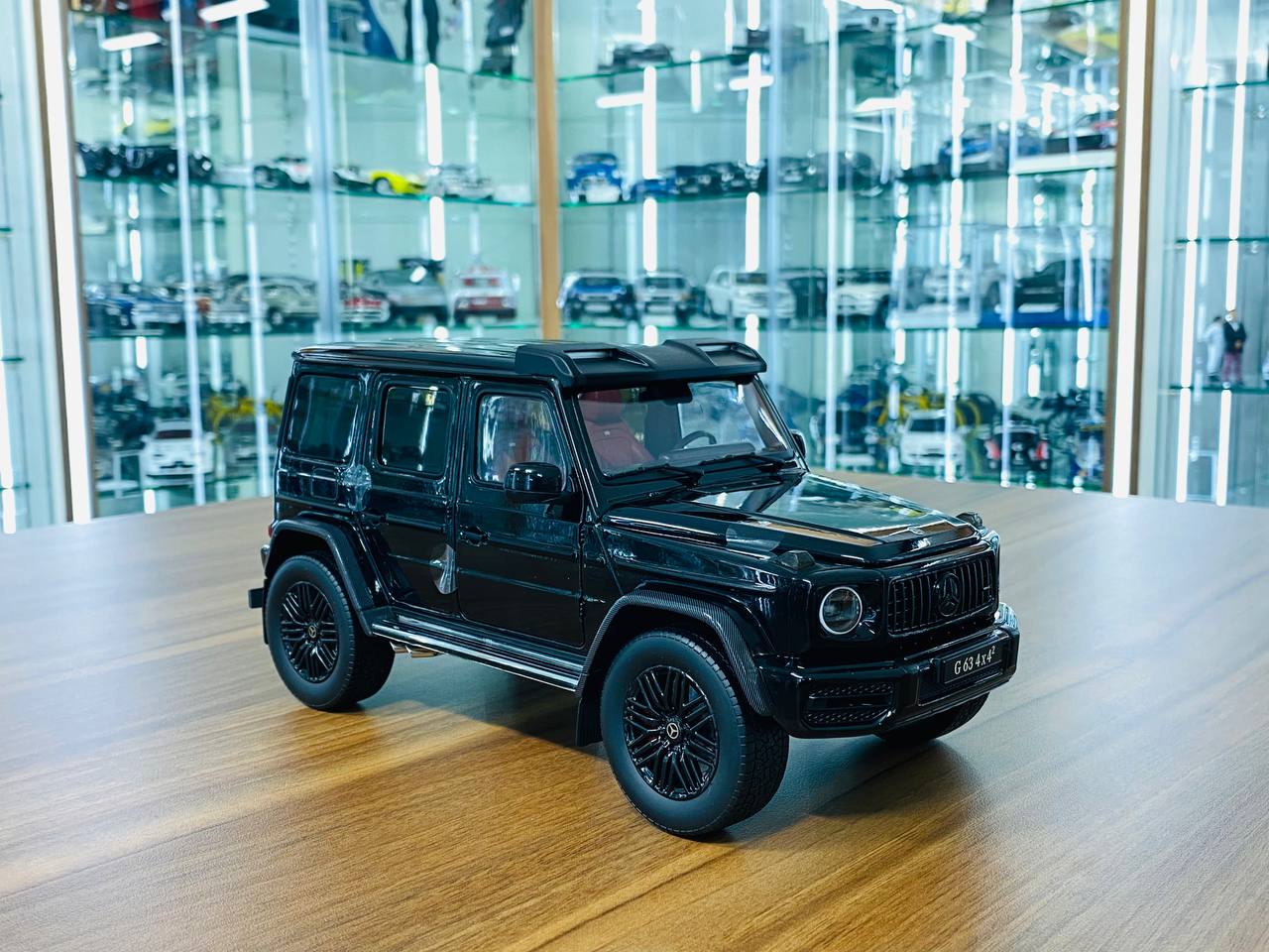 1/18 Diecast iScale Mercedes Benz AMG G63 4x4 in Black - Full Opening