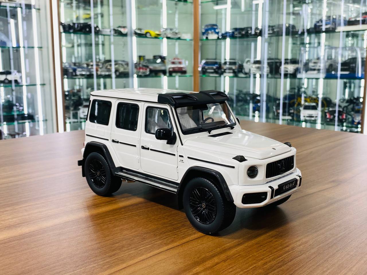 1/18 Diecast iScale Mercedes Benz AMG G63 4x4 in White - Full Opening