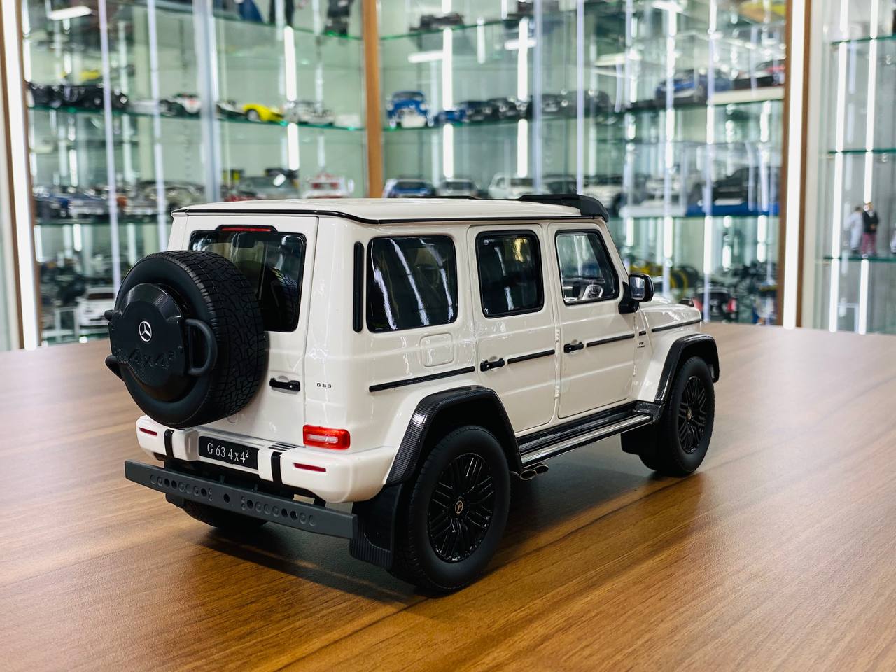 1/18 Diecast iScale Mercedes Benz AMG G63 4x4 in White - Full Opening