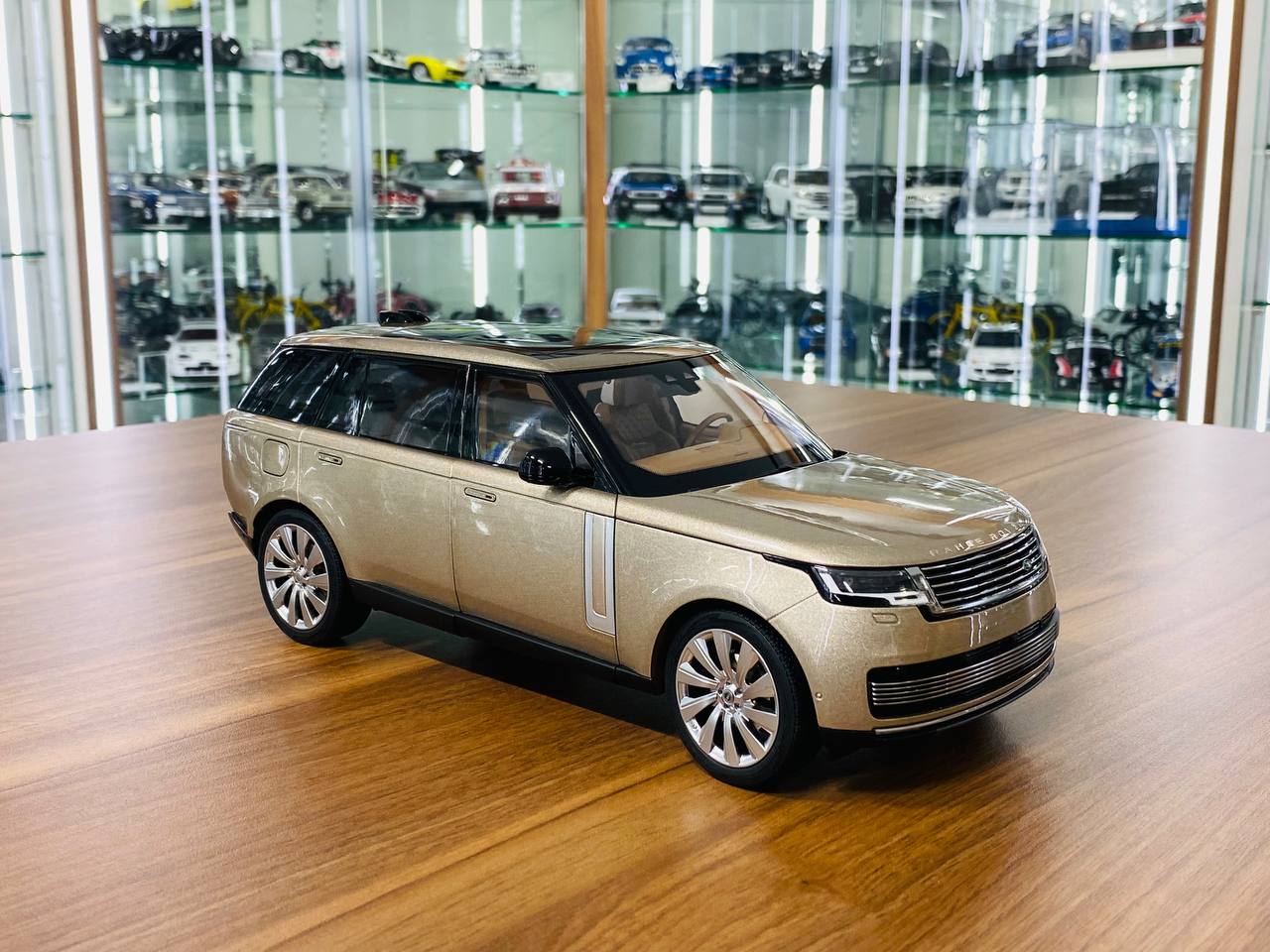 1/18 Diecast LCD Land Rover Range Rover 2022 Gold