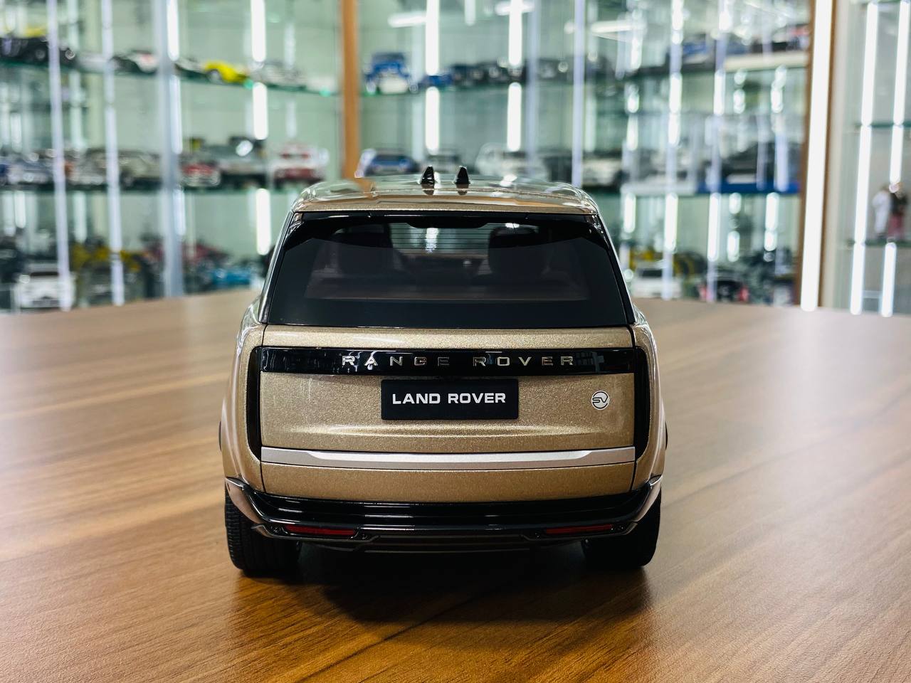 1/18 Diecast LCD Land Rover Range Rover 2022 Gold