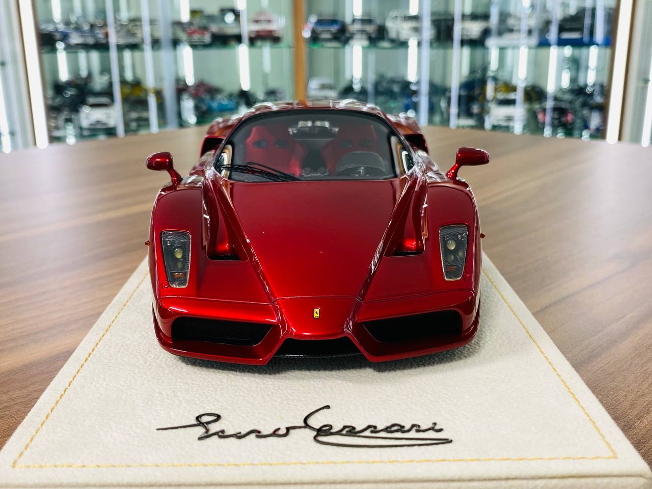 1/18 MR Collection Ferrari Enzo Rosso Efesto (deep red) black rims & red accent line