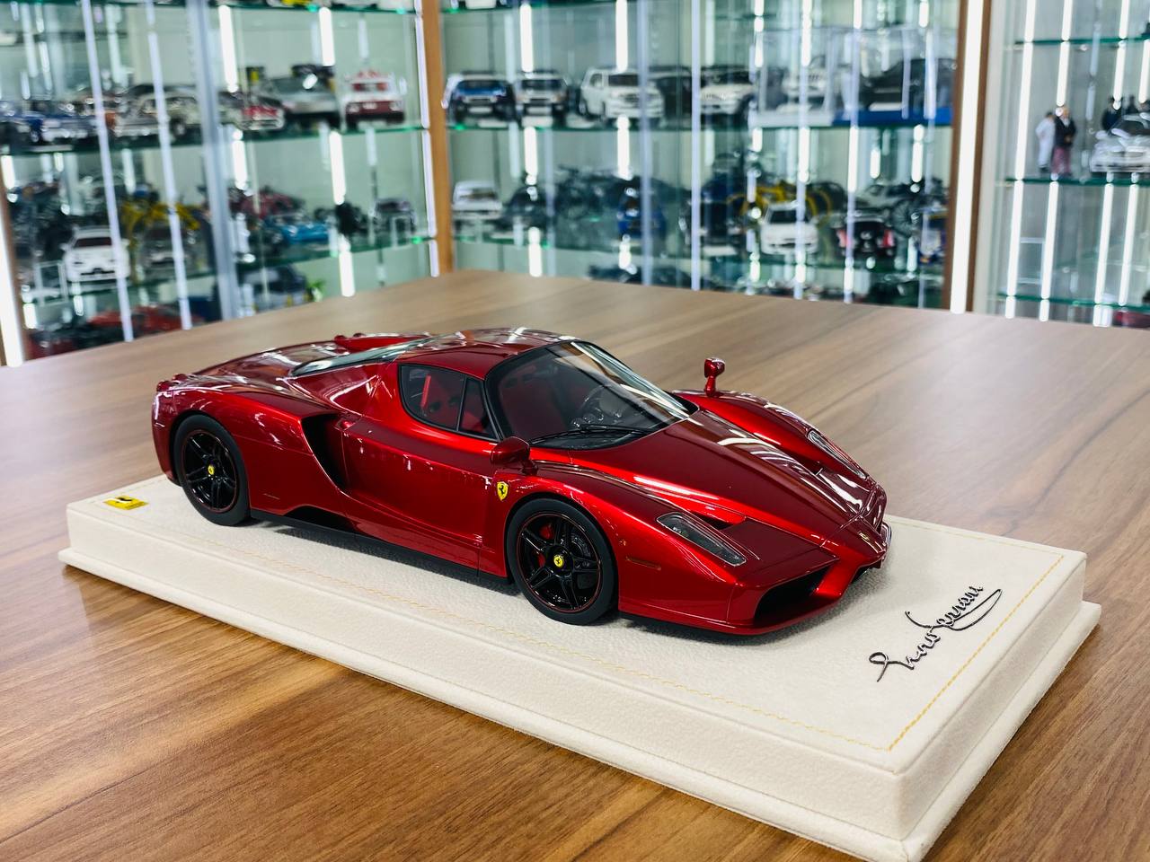 1/18 MR Collection Ferrari Enzo Rosso Efesto (deep red) black rims & red accent line