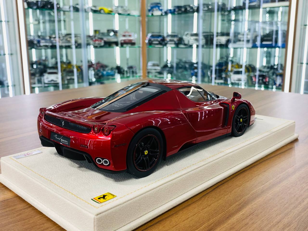 1/18 MR Collection Ferrari Enzo Rosso Efesto (deep red) black rims & red accent line