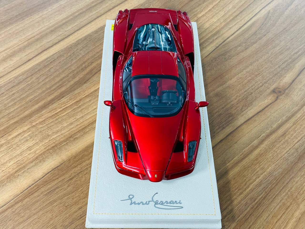 1/18 MR Collection Ferrari Enzo Rosso Efesto (deep red) black rims & red accent line