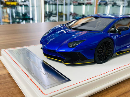 1/18 Davis & Giovanni Lamborghini Aventador LP 750-4 SV in a sleek blue