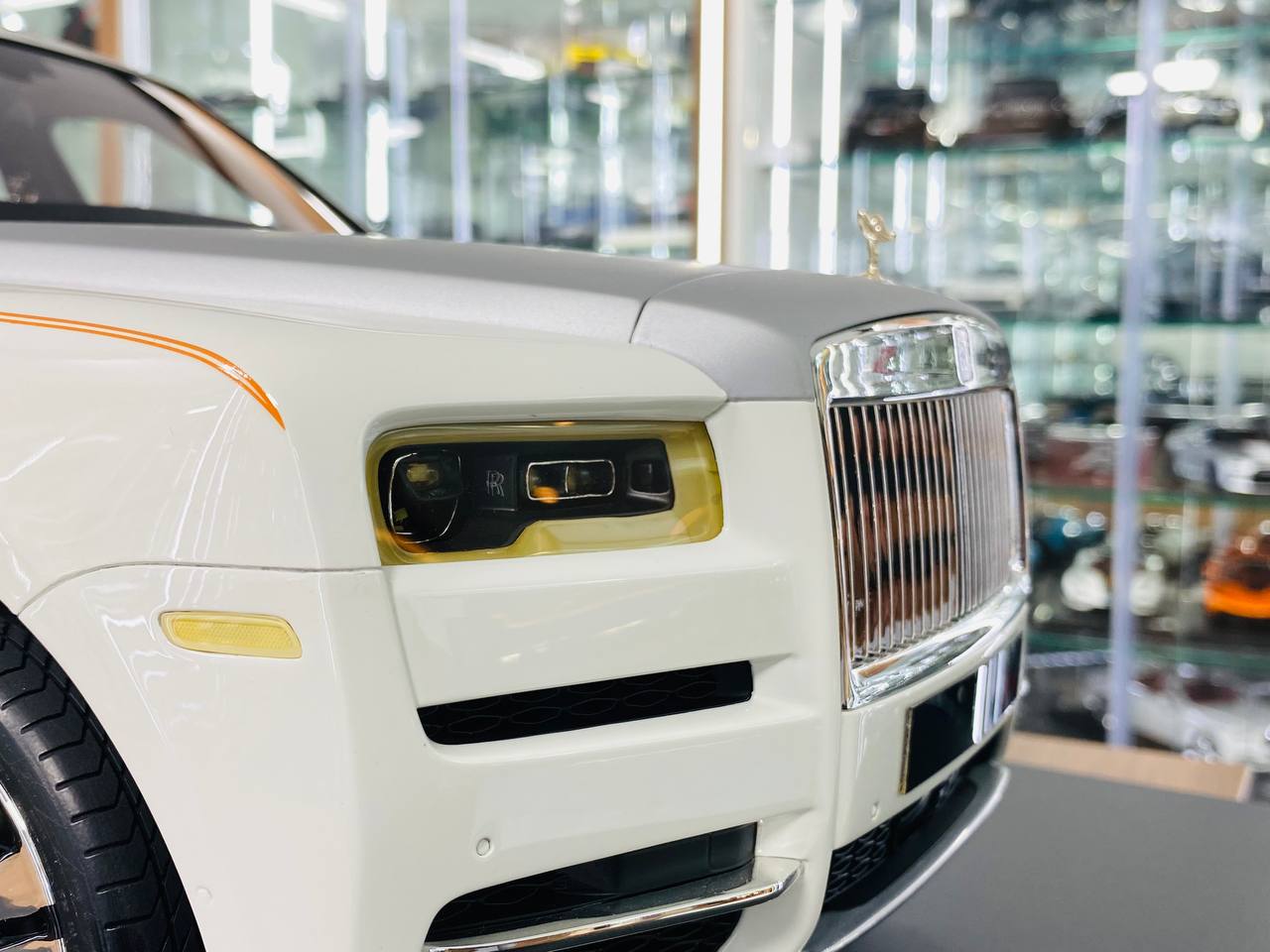 1/8 scale Amalgam Rolls-Royce Cullinan in a stunning white finish with gold line