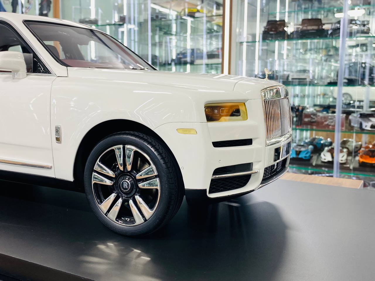 1/8 scale Amalgam Rolls-Royce Cullinan in a pristine white finish with luxurious maroon interior