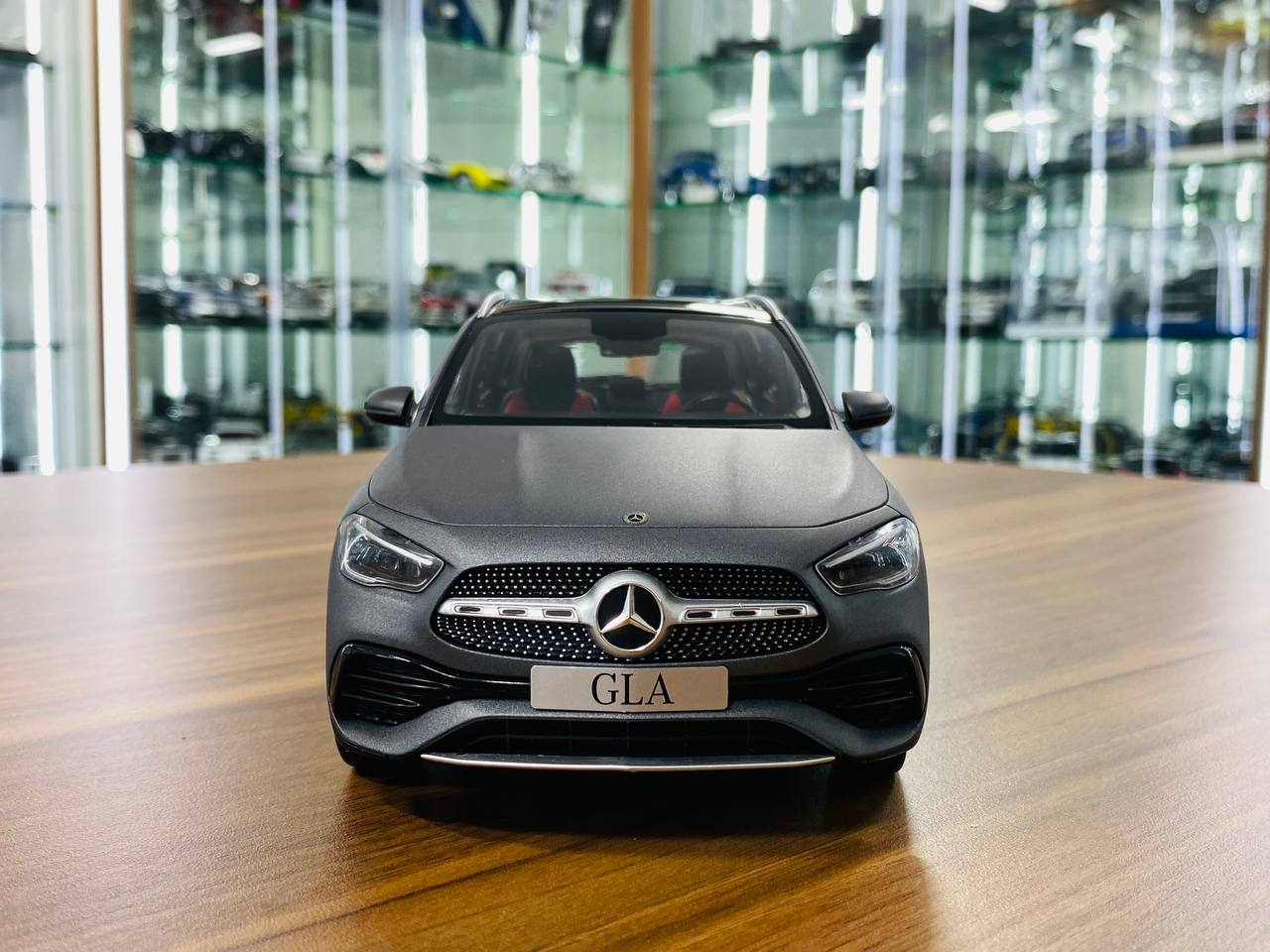 1/18 Dealer Edition Mercedes Benz GLA in dark grey