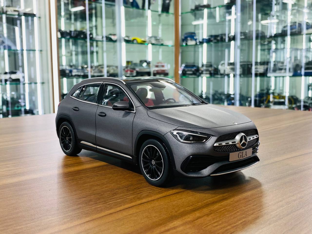 1/18 Dealer Edition Mercedes Benz GLA in dark grey