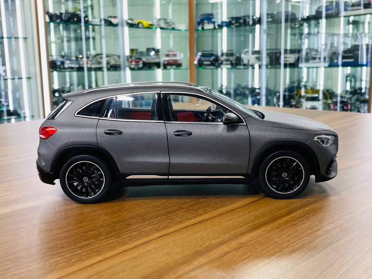 1/18 Dealer Edition Mercedes Benz GLA in dark grey