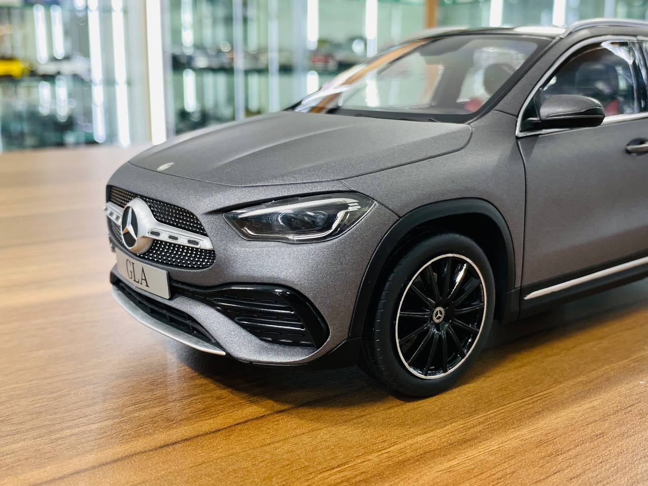 1/18 Dealer Edition Mercedes Benz GLA in dark grey