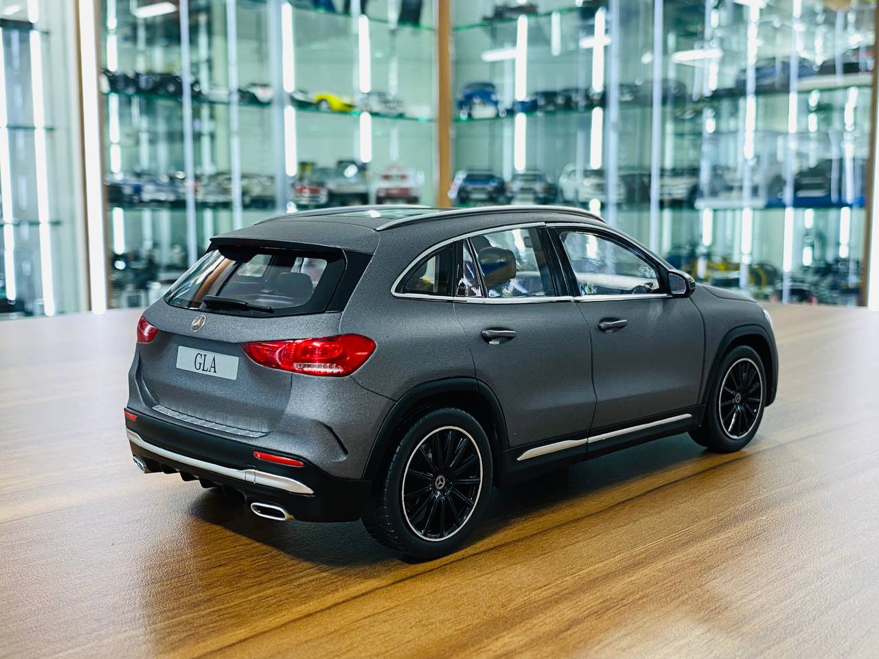 1/18 Dealer Edition Mercedes Benz GLA in dark grey