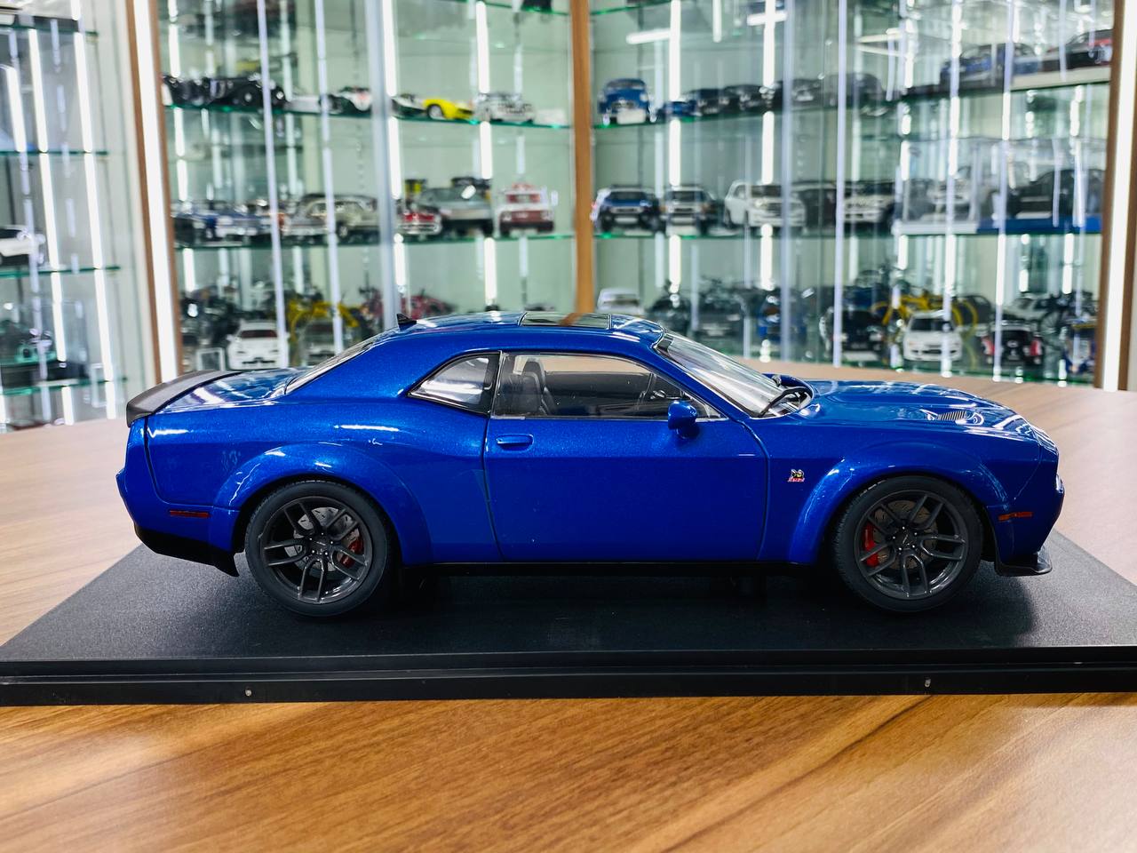 1/18 Solido Dodge Challenger R/T Scat Pack Wide Body in electric blue pearl