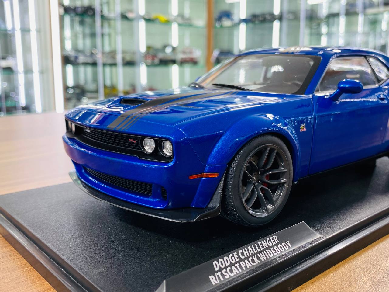 1/18 Solido Dodge Challenger R/T Scat Pack Wide Body in electric blue pearl