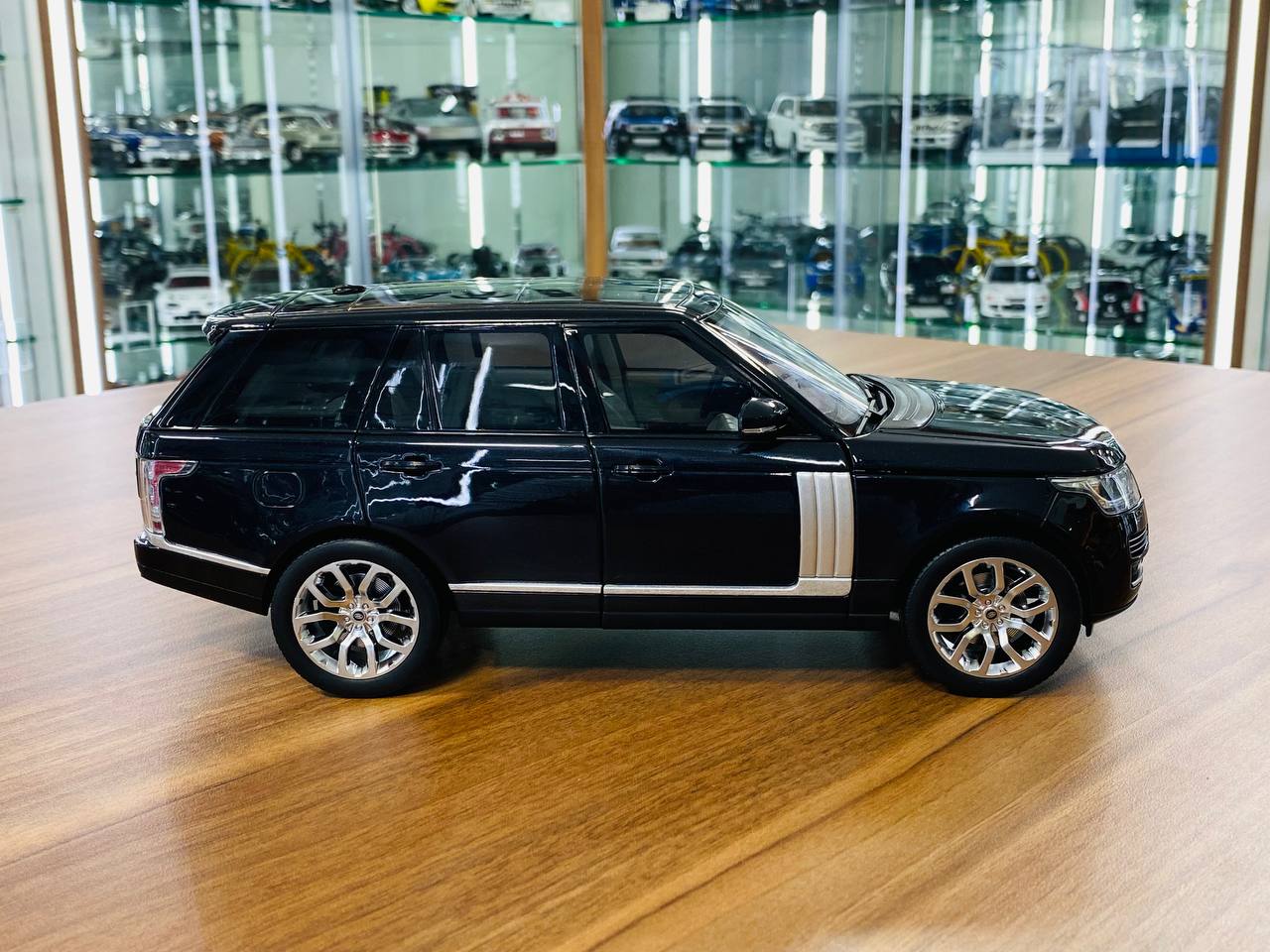 1/18 GT Autos Land Rover Range Rover 2013 in classic black