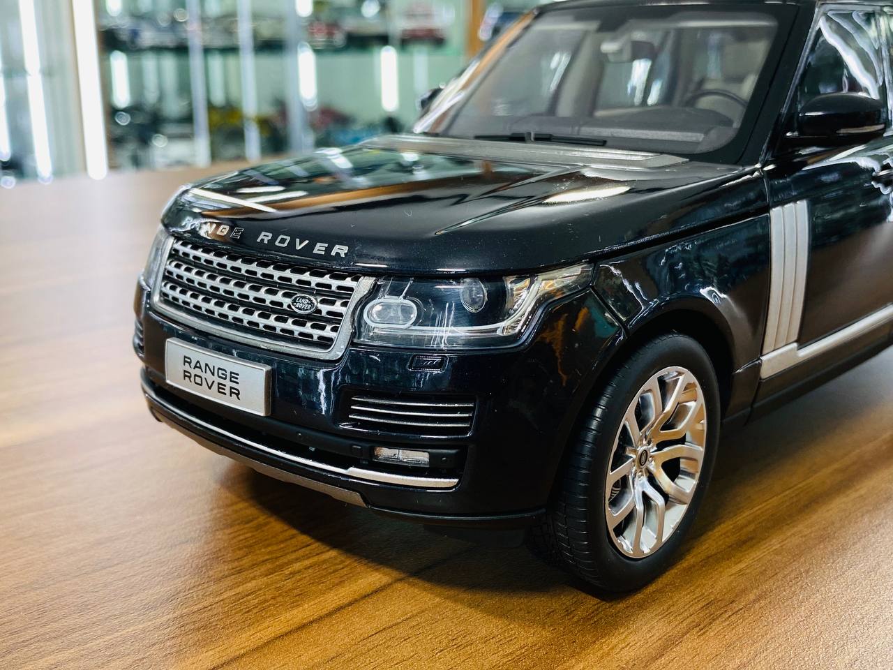 1/18 GT Autos Land Rover Range Rover 2013 in classic black