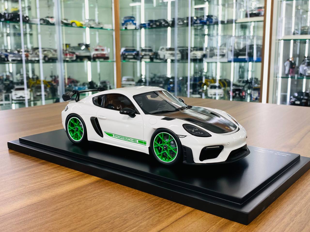 1/18 Resin Spark Model Porsche GT4 RS White with Green Rims