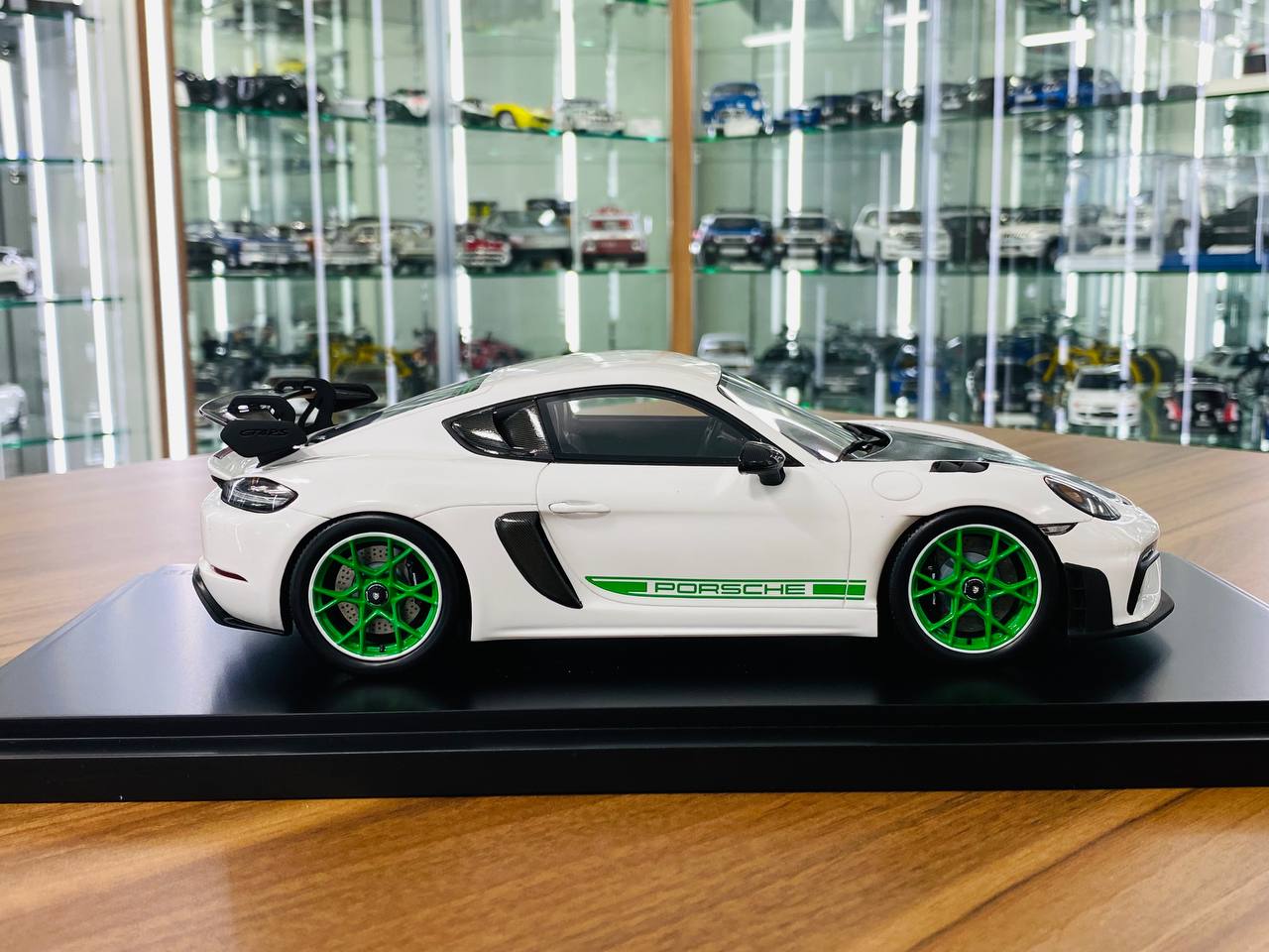 1/18 Resin Spark Model Porsche GT4 RS White with Green Rims