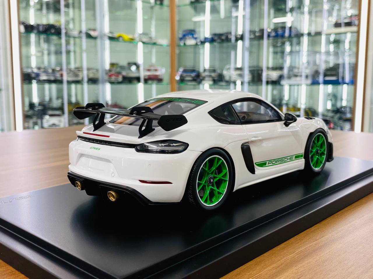 1/18 Resin Spark Model Porsche GT4 RS White with Green Rims