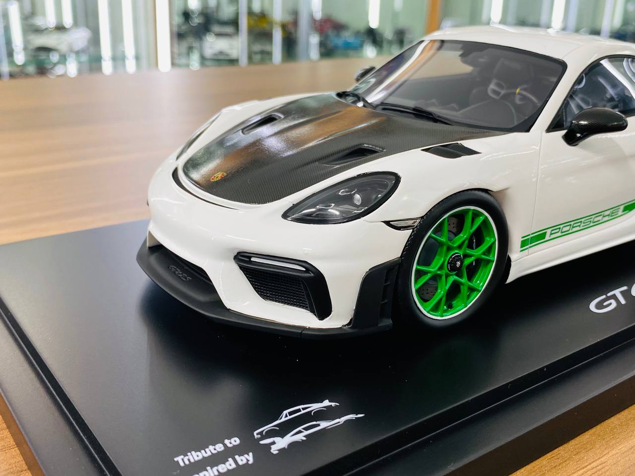 1/18 Resin Spark Model Porsche GT4 RS White with Green Rims