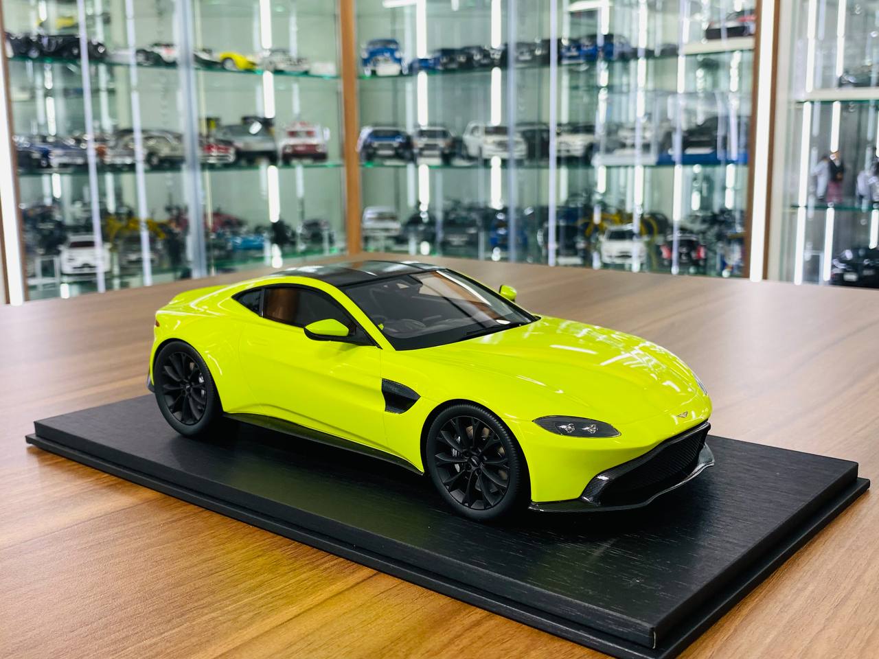 1/18 Resin Model Top Speed  - Aston Martin Vantage